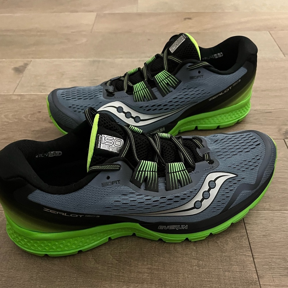 NEVER WORN Saucony  Zealot iso 3